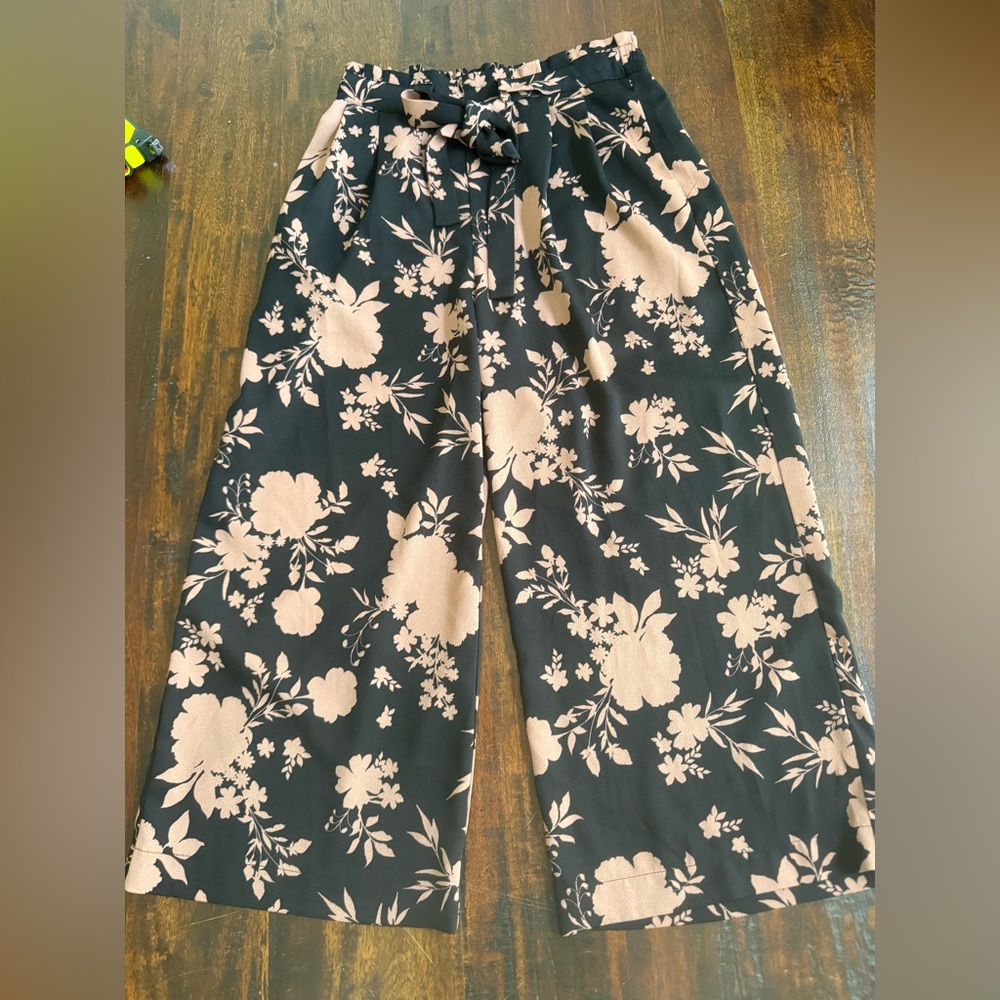 DR2 Black and Taupe Floral Crop Wide Leg Pants with Pockets - Picture 7 of 13